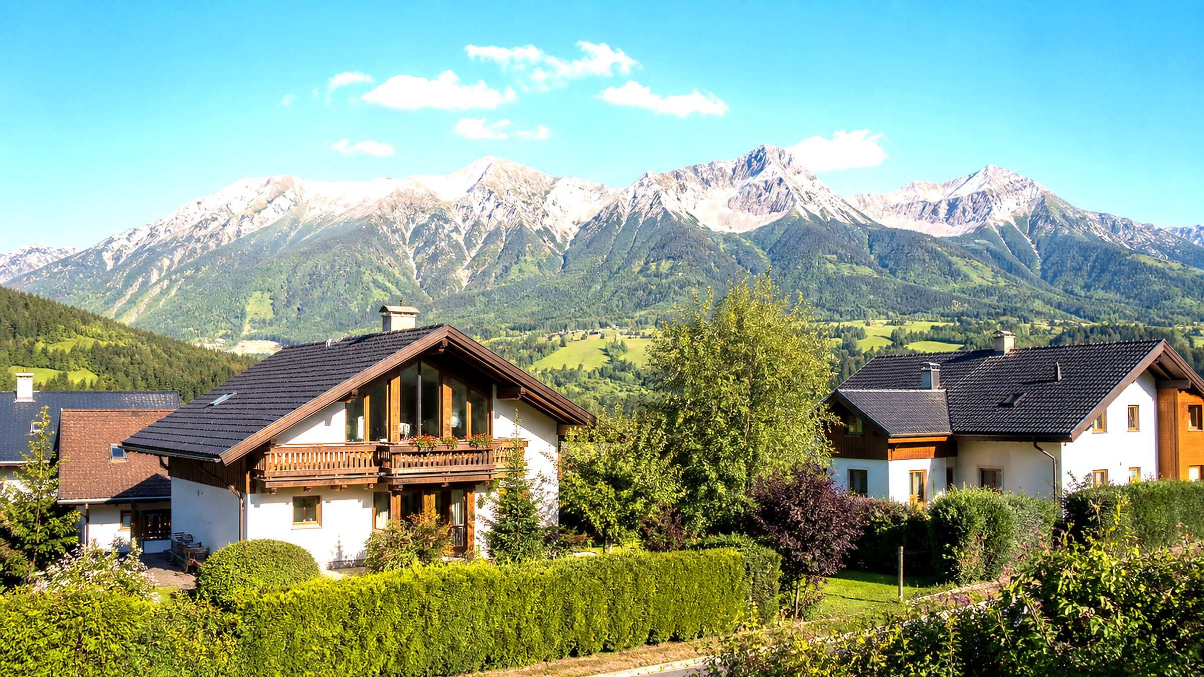 Wohnhaus mit weitem Blick auf ein österreichisches Gebirge